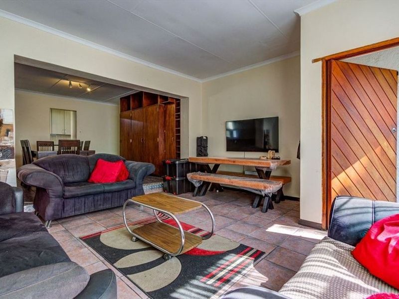 Spacious Family Haven With Exceptional Living Spaces - Photo 2