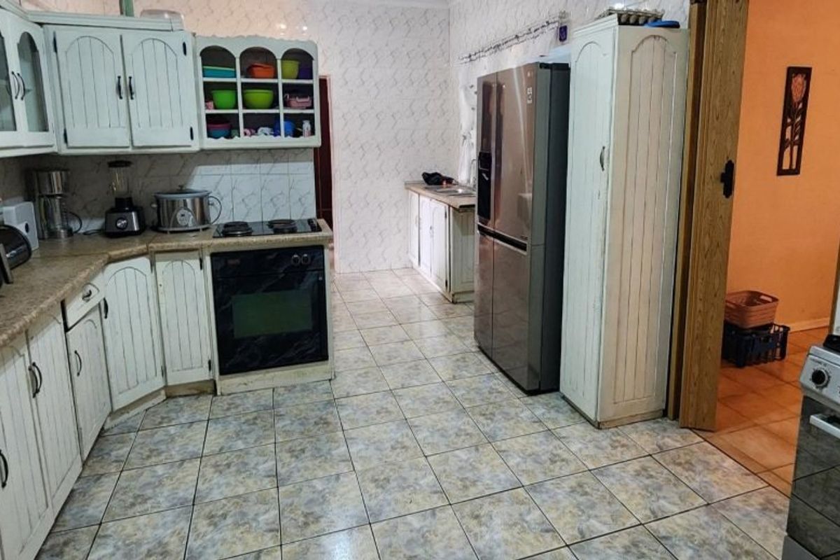 Entertainer's Dream – Spacious 4-Bedroom Family Home with Pool & Lapa - Photo 5