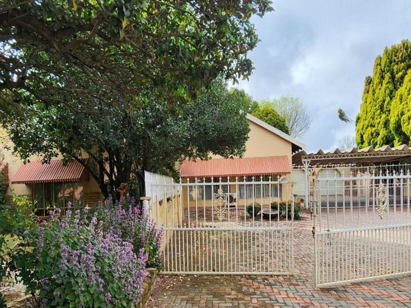 Entertainer's Dream – Spacious 4-Bedroom Family Home with Pool & Lapa - Photo 2