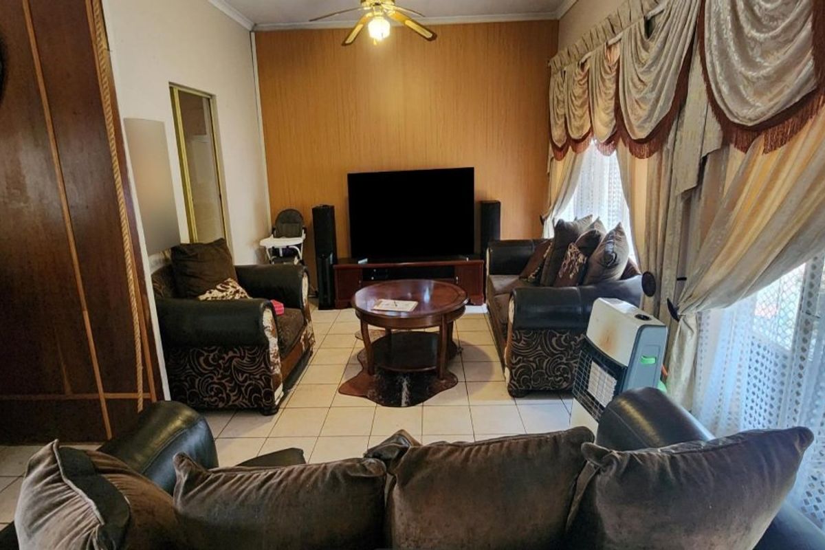 Entertainer's Dream – Spacious 4-Bedroom Family Home with Pool & Lapa - Photo 4