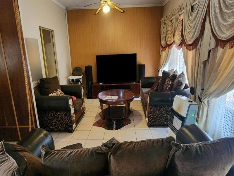 Entertainer's Dream – Spacious 4-Bedroom Family Home with Pool & Lapa - Photo 4