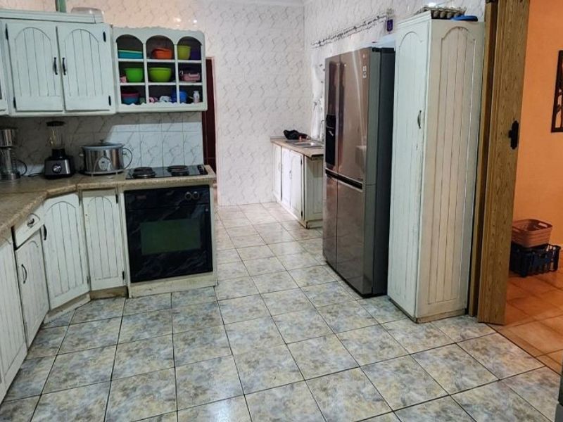 Entertainer's Dream – Spacious 4-Bedroom Family Home with Pool & Lapa - Photo 5