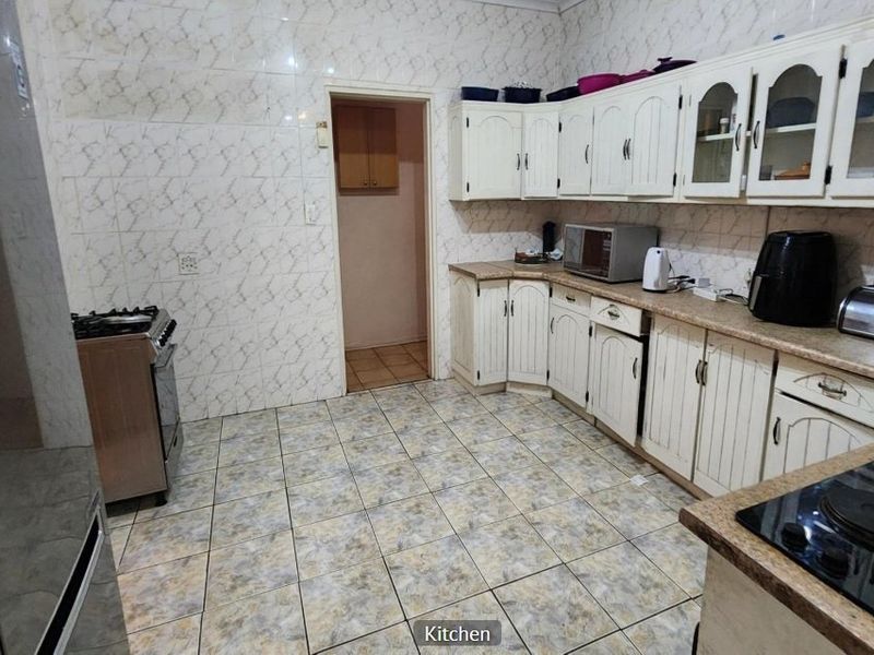 Entertainer's Dream – Spacious 4-Bedroom Family Home with Pool & Lapa - Photo 1