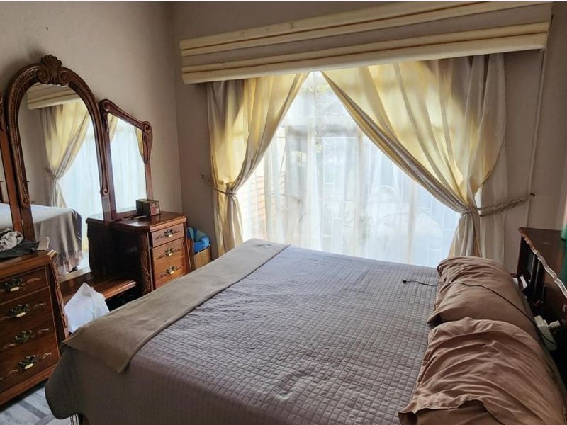 Entertainer's Dream – Spacious 4-Bedroom Family Home with Pool & Lapa - Photo 9