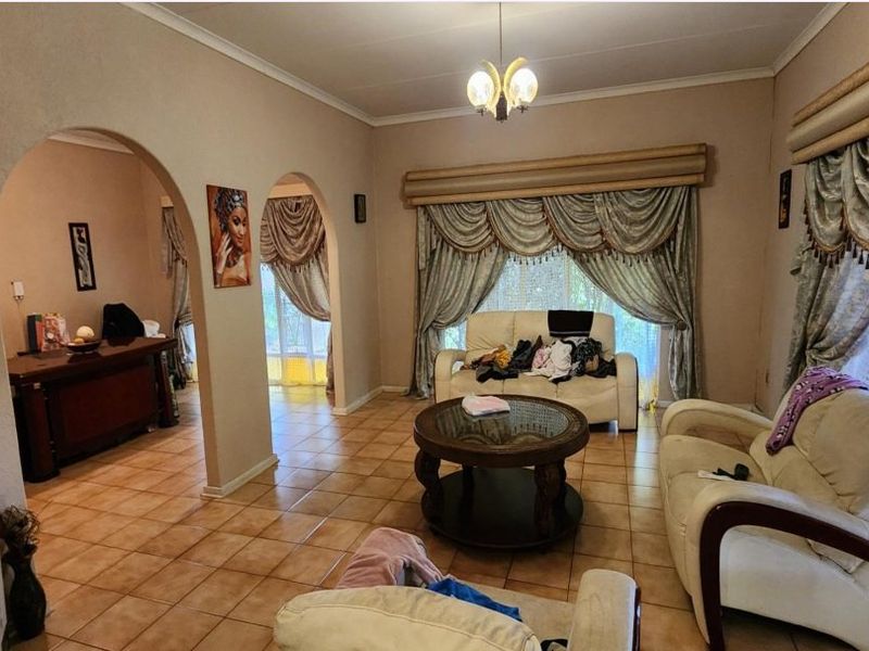 Entertainer's Dream – Spacious 4-Bedroom Family Home with Pool & Lapa - Photo 3