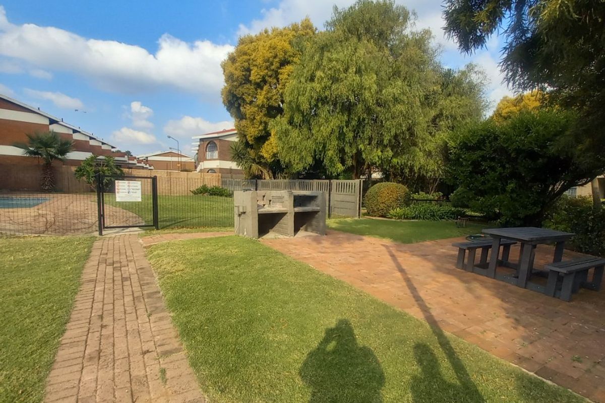 2 Bed Apartment in Beyers Park for Sale - Photo 5