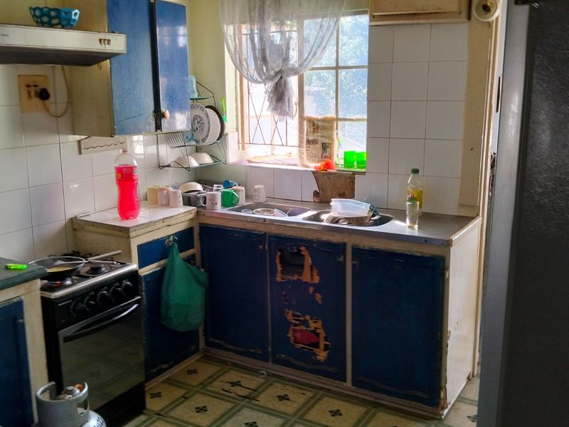 Renovator’s Dream – Fixer Upper with Huge Potential!  Investor’s Opportunity Awaits. - Photo 5