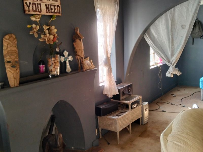 Renovator’s Dream – Fixer Upper with Huge Potential!  Investor’s Opportunity Awaits. - Photo 3
