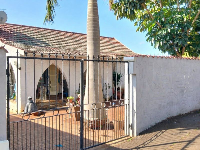 Renovator’s Dream – Fixer Upper with Huge Potential!  Investor’s Opportunity Awaits. - Photo 1