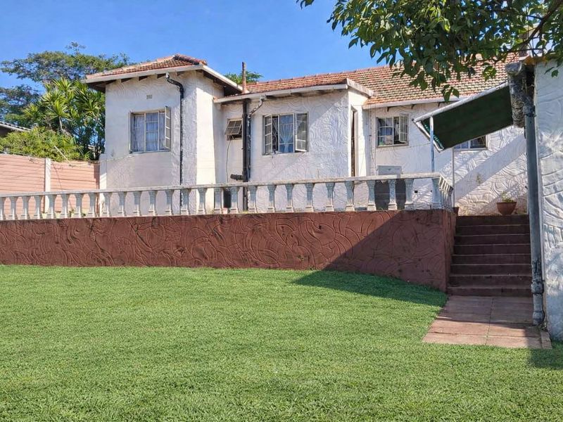 Renovator’s Dream – Fixer Upper with Huge Potential!  Investor’s Opportunity Awaits. - Photo 2