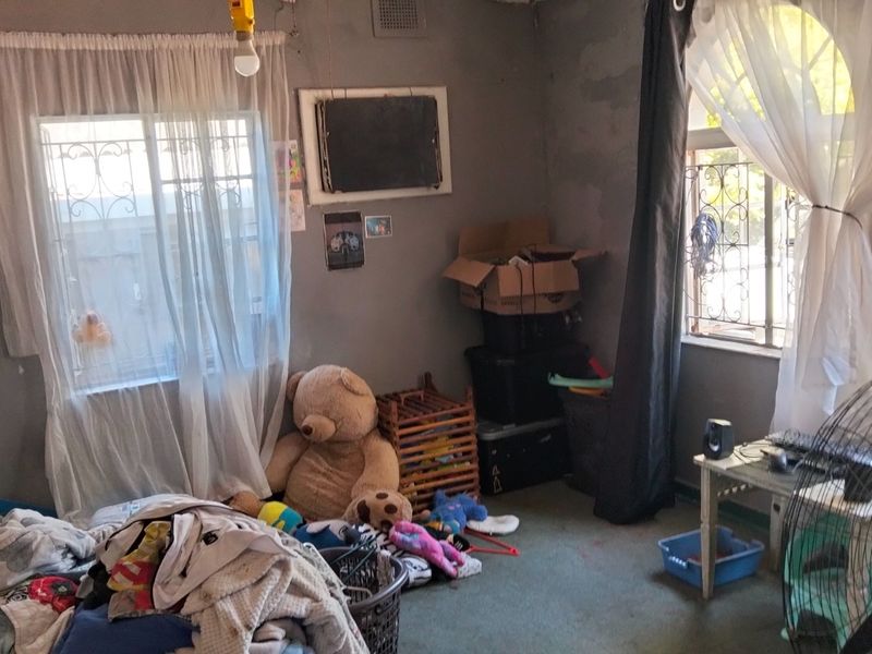 Renovator’s Dream – Fixer Upper with Huge Potential!  Investor’s Opportunity Awaits. - Photo 7