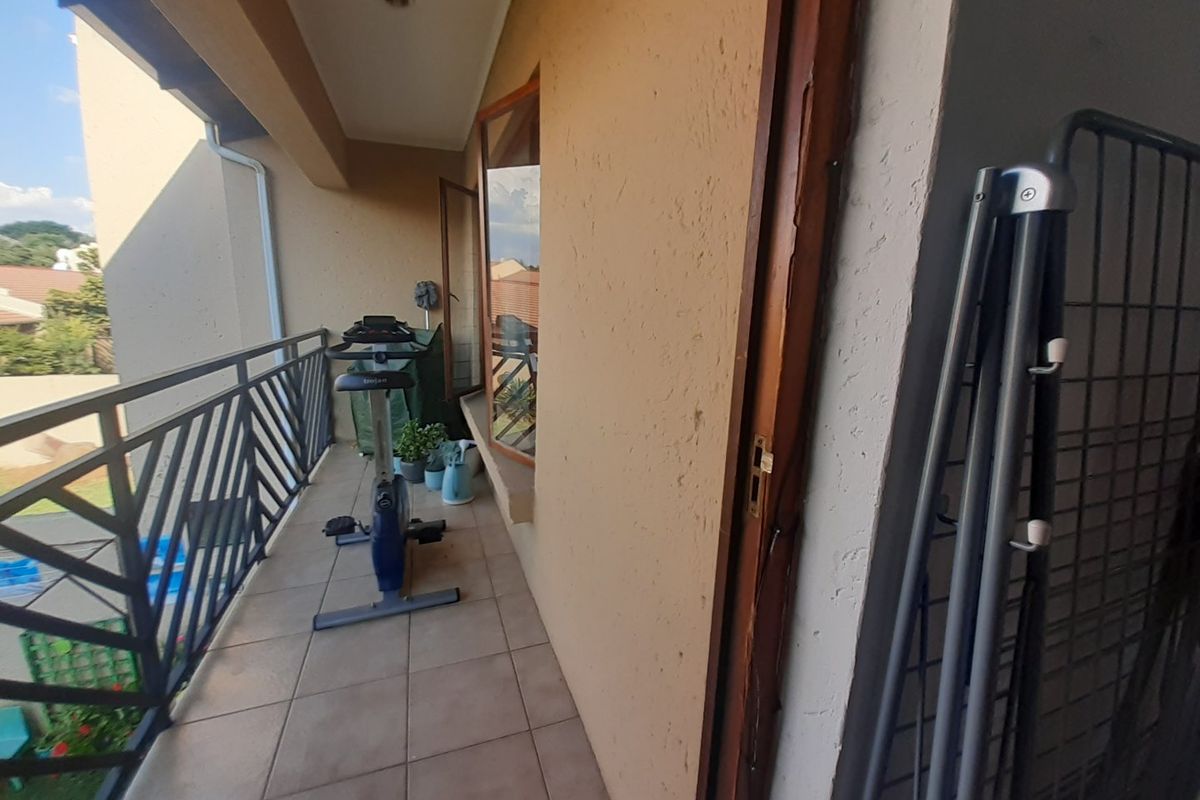 A Place to Call Home in Sought-After Ashton Manor - Photo 3