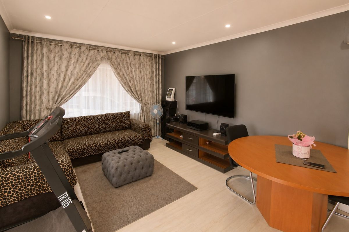 Family Home in Klopperpark with Flatlet - Photo 3