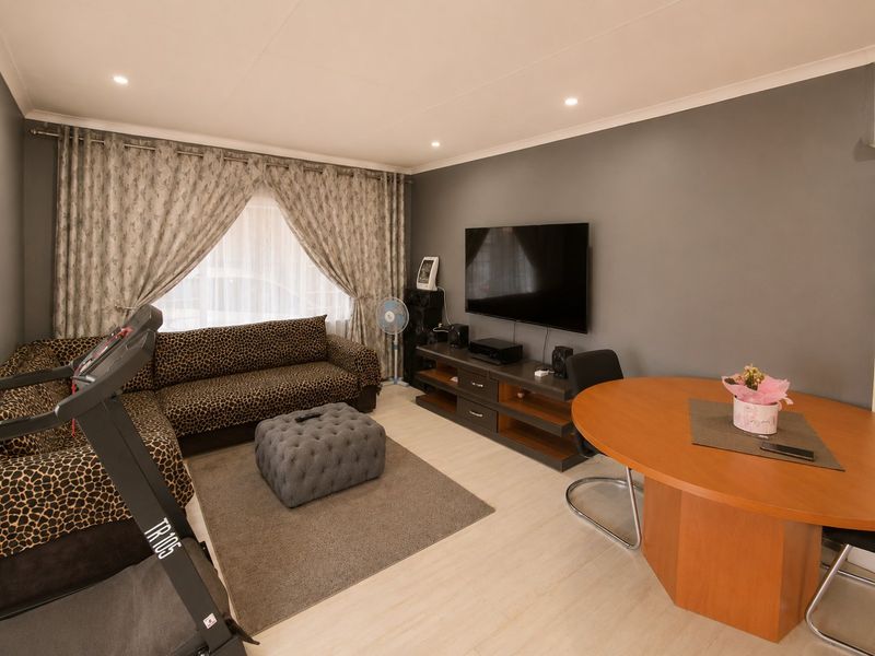 Family Home in Klopperpark with Flatlet - Photo 3