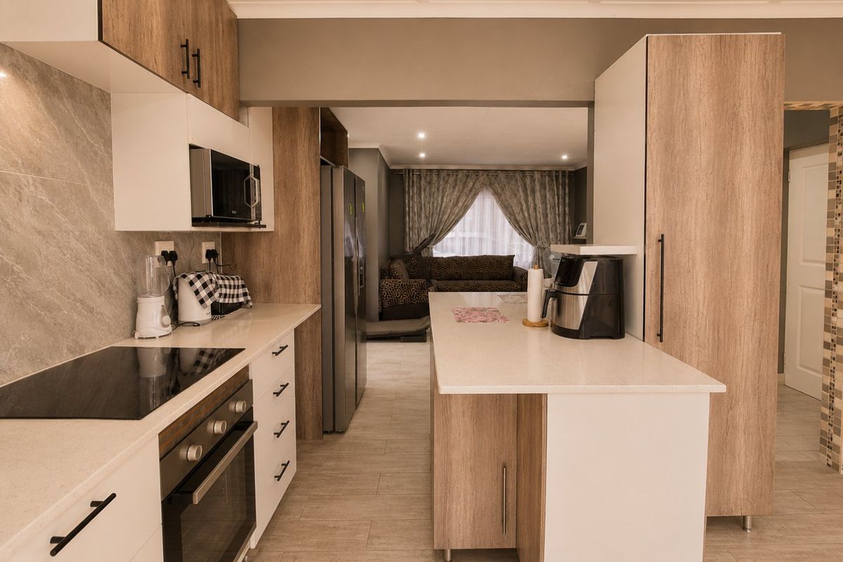 Family Home in Klopperpark with Flatlet - Photo 5