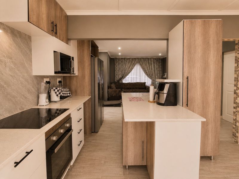 Family Home in Klopperpark with Flatlet - Photo 5