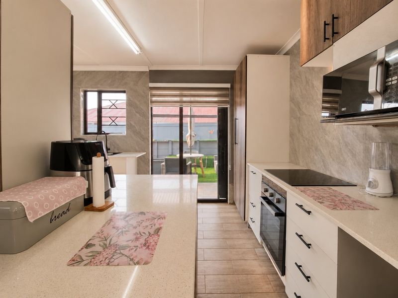 Family Home in Klopperpark with Flatlet - Photo 8