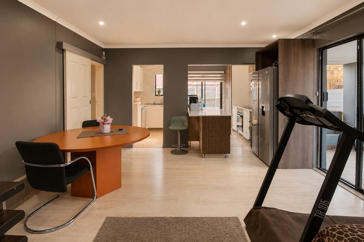 Family Home in Klopperpark with Flatlet - Photo 4
