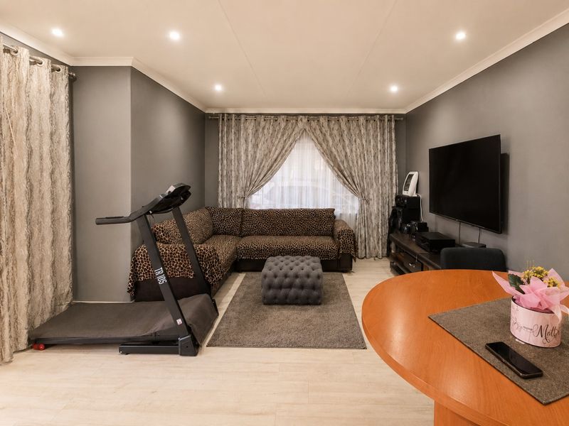 Family Home in Klopperpark with Flatlet - Photo 2