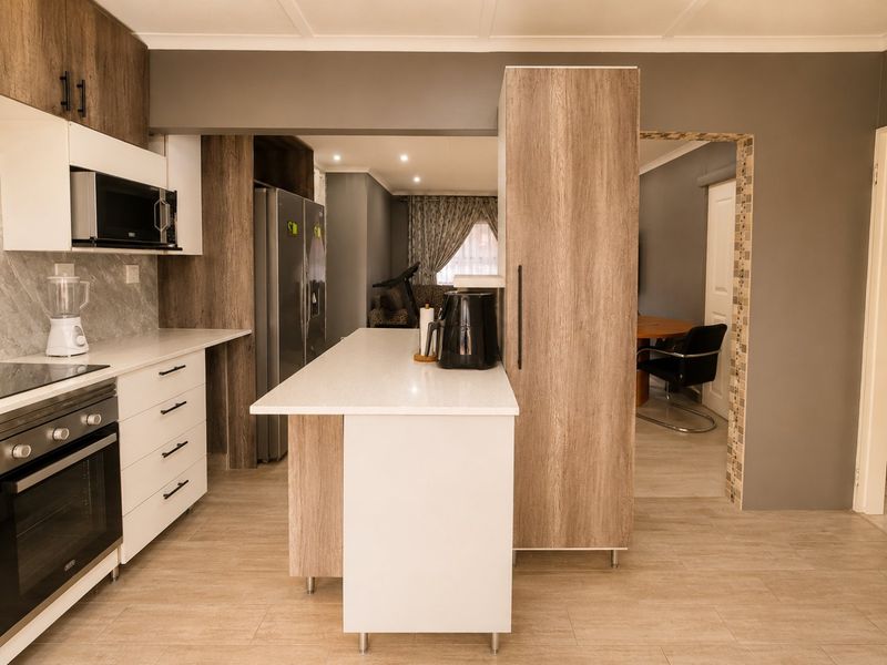 Family Home in Klopperpark with Flatlet - Photo 9