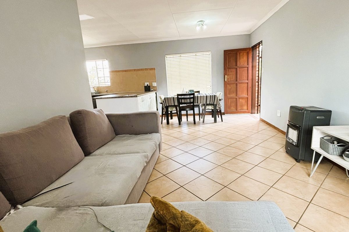 Immaculate 2 bed 1 bath apartment in Eco Park Estate - Photo 4