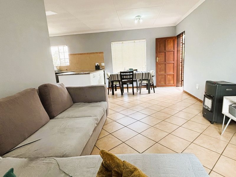 Immaculate 2 bed 1 bath apartment in Eco Park Estate - Photo 4