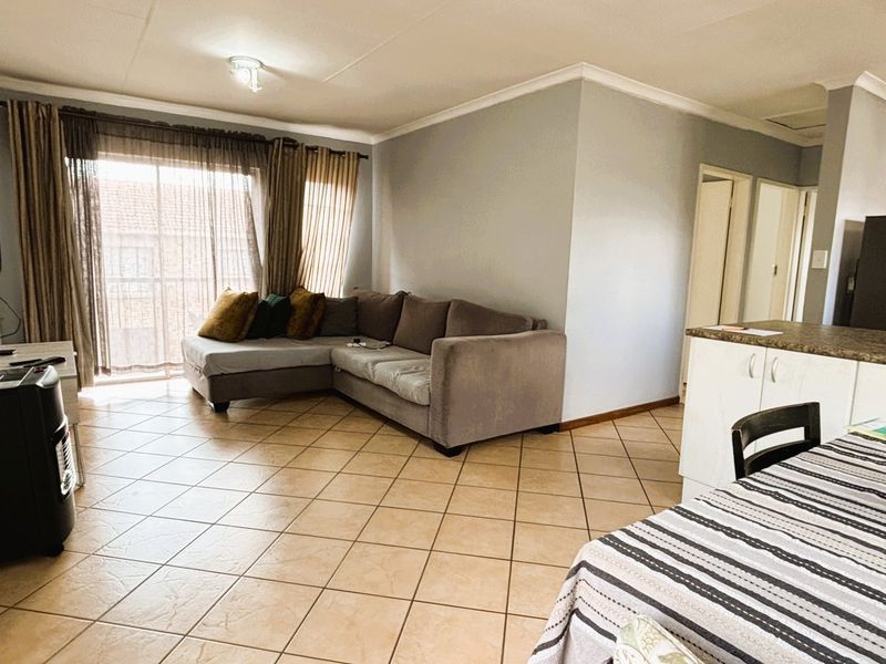 Immaculate 2 bed 1 bath apartment in Eco Park Estate - Photo 1