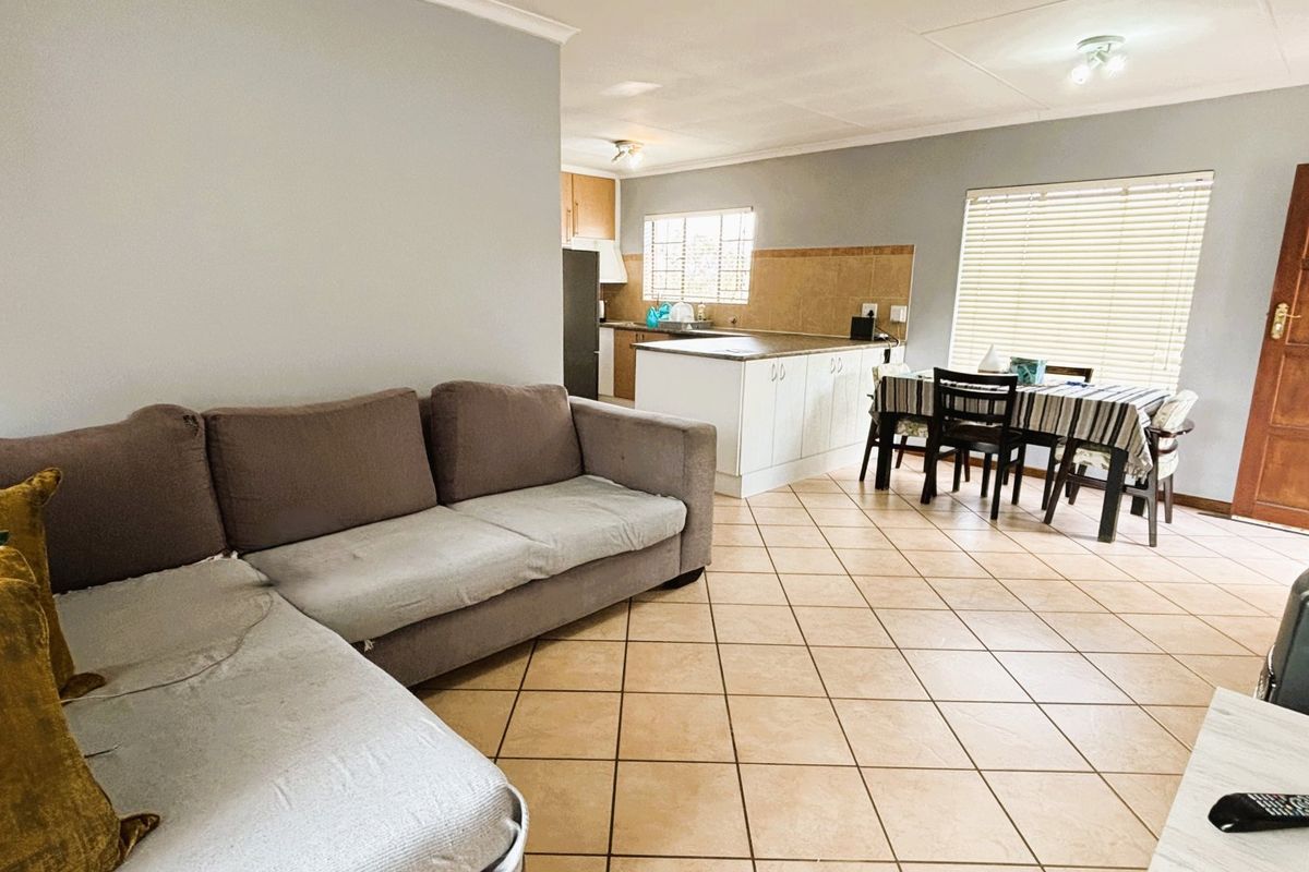 Immaculate 2 bed 1 bath apartment in Eco Park Estate - Photo 3