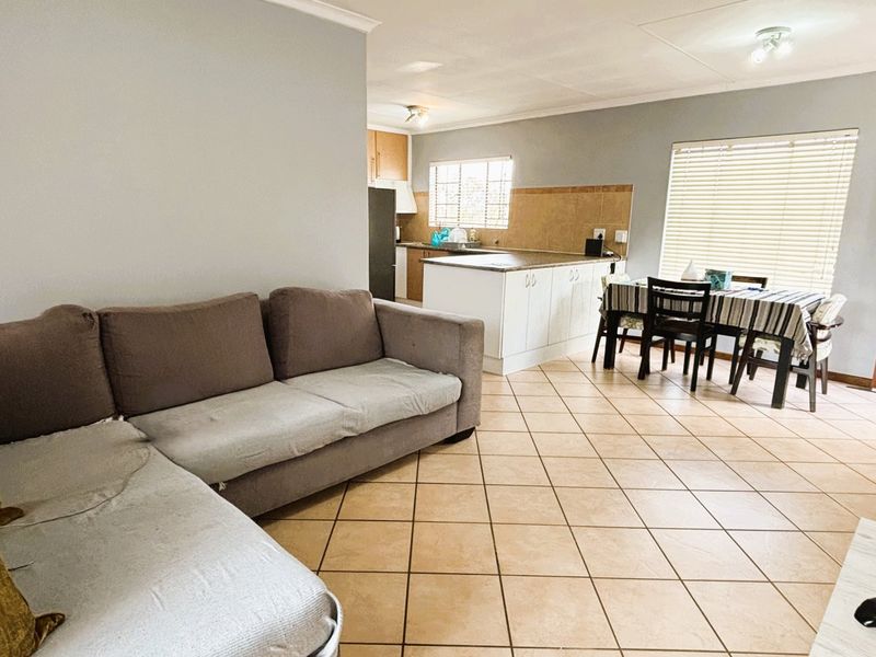 Immaculate 2 bed 1 bath apartment in Eco Park Estate - Photo 3