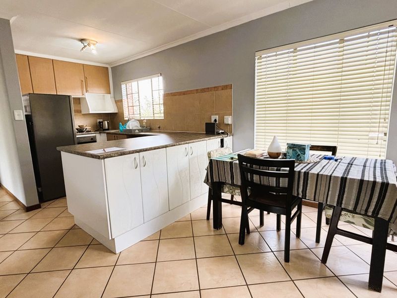 Immaculate 2 bed 1 bath apartment in Eco Park Estate - Photo 5
