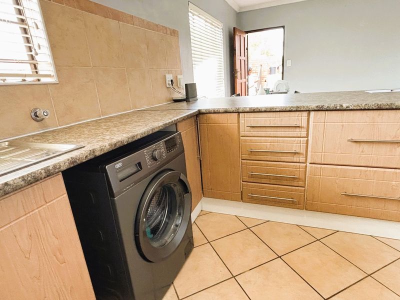 Immaculate 2 bed 1 bath apartment in Eco Park Estate - Photo 8