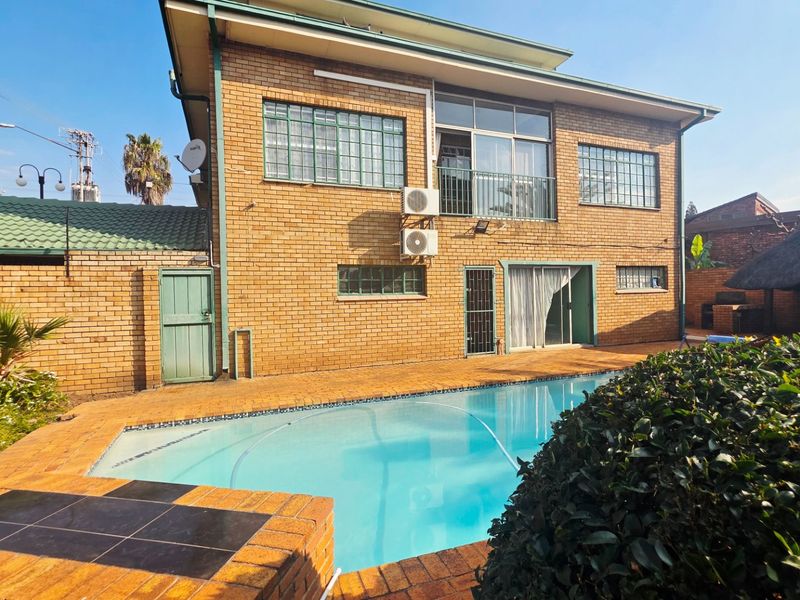 An Enduring Residence Defined by Space, Views & Distinction - Photo 3