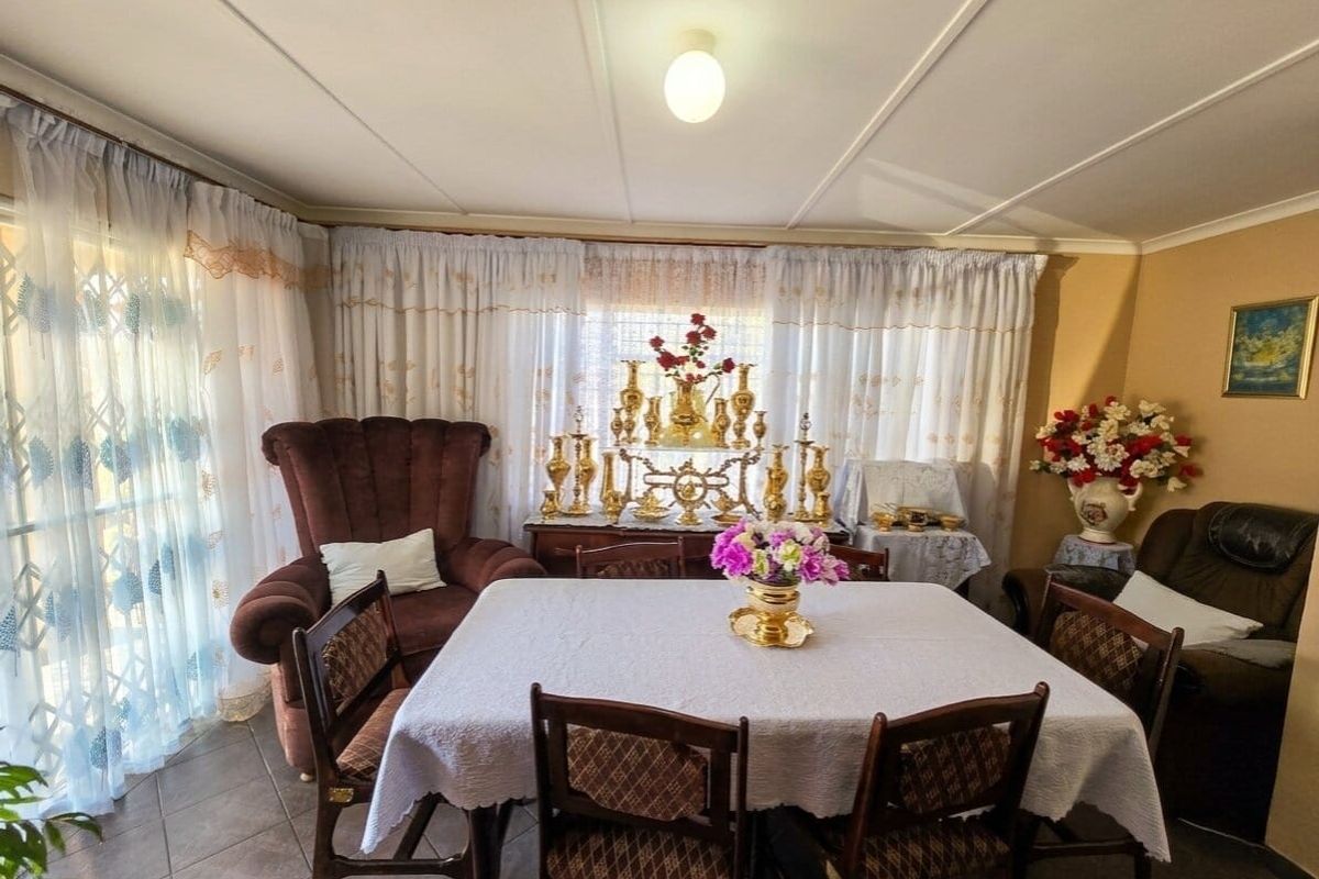 Well-Kept Family Home in Glenhills, Stanger - Photo 2