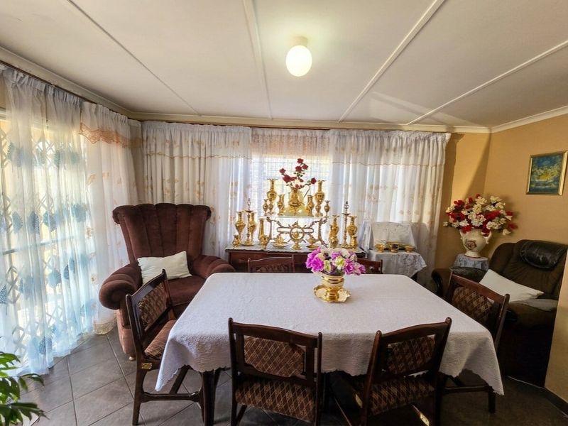 Well-Kept Family Home in Glenhills, Stanger - Photo 2