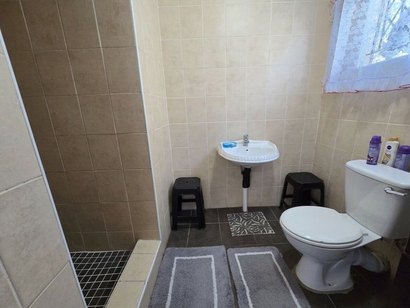 Well-Kept Family Home in Glenhills, Stanger - Photo 7