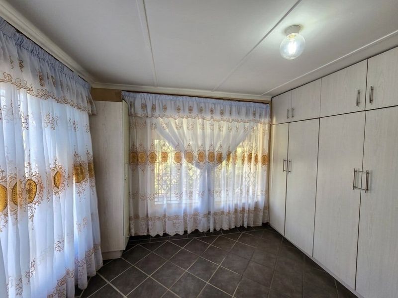 Well-Kept Family Home in Glenhills, Stanger - Photo 6