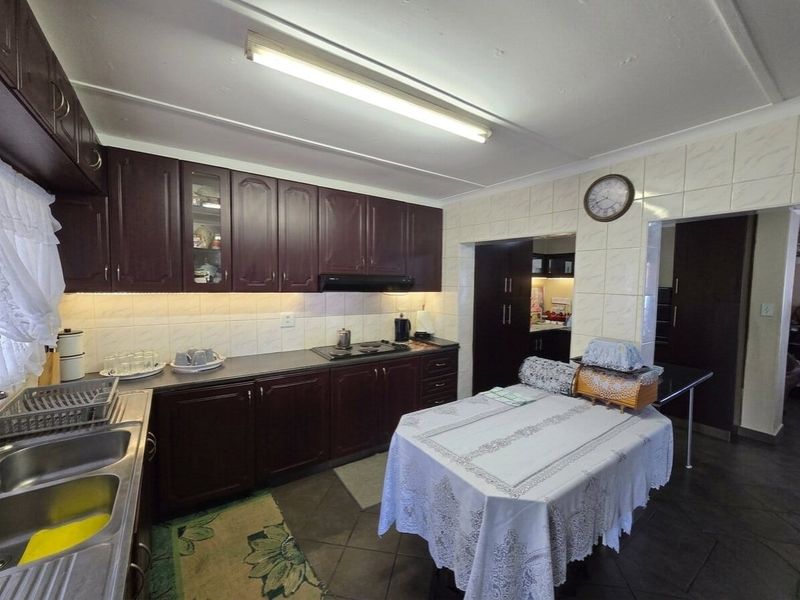 Well-Kept Family Home in Glenhills, Stanger - Photo 4