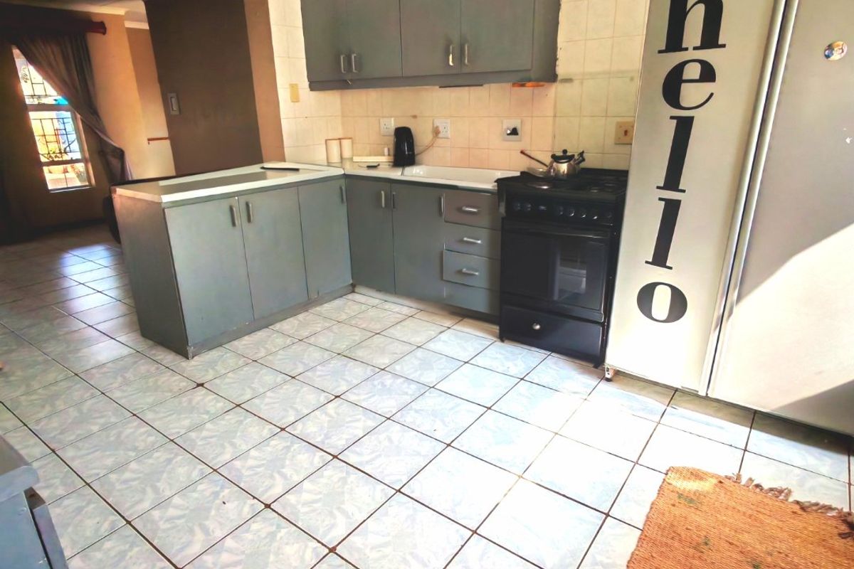 Spacious Family Home with Pool, Borehole & Extra Office Space - Photo 4