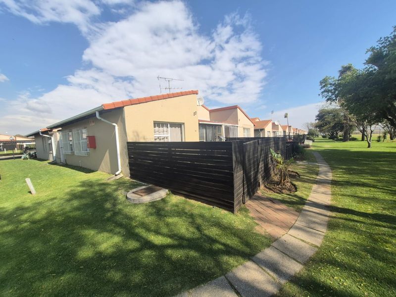 3 bedroom home in secure residential village - Photo 1