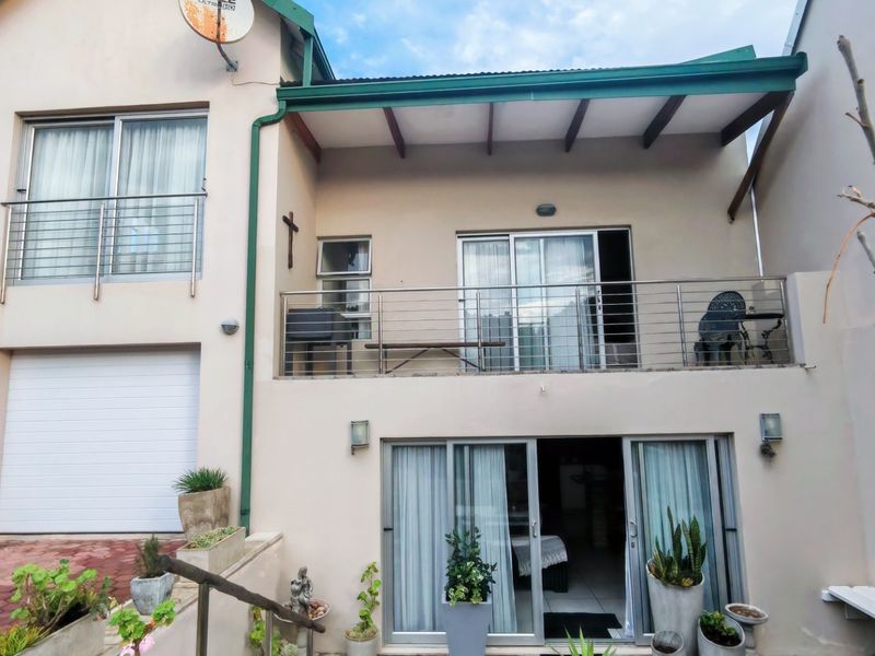 Excellent 3-bedroom in prime location close to beach. - Photo 2