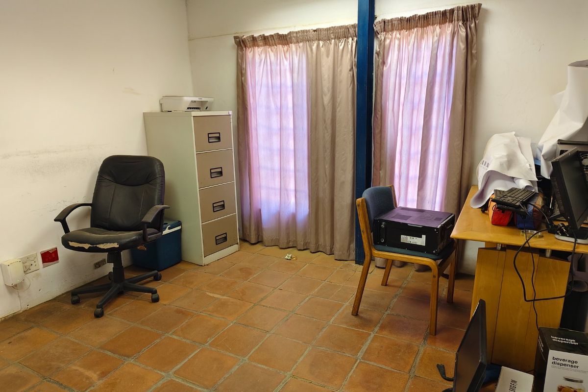 Office space on an active farm in the Paarl Rural area east of the centre of the town  - Photo 5