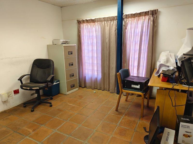 Office space on an active farm in the Paarl Rural area east of the centre of the town  - Photo 5