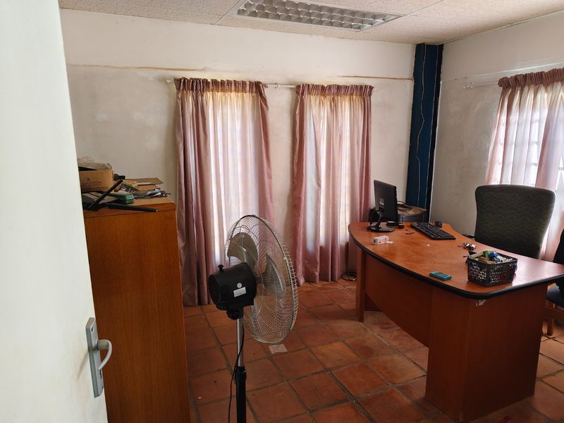 Office space on an active farm in the Paarl Rural area east of the centre of the town  - Photo 6