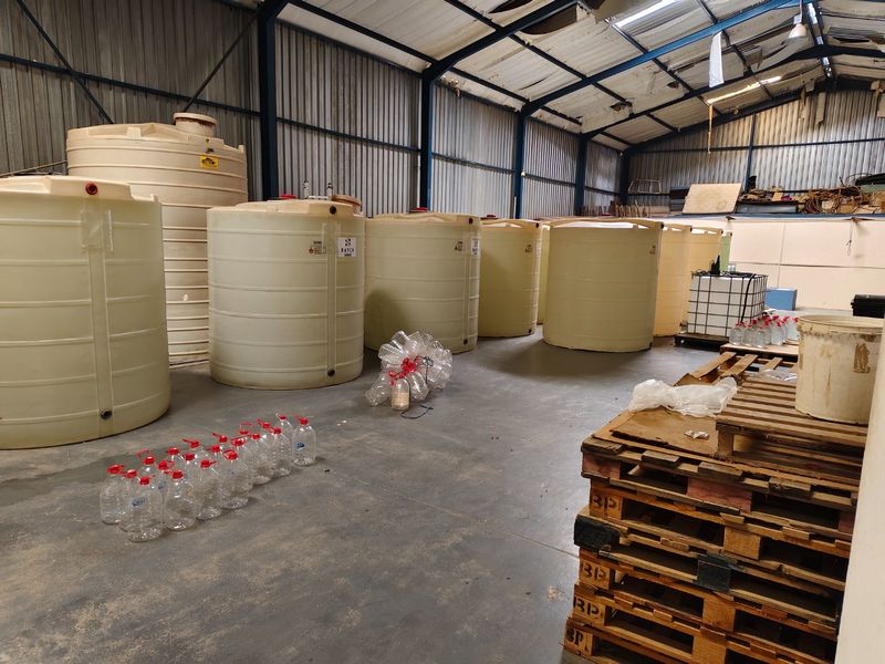 Warehouse space on an active farm in the Paarl Rural area east of the centre of the town and  10 minutes from N1 - Photo 5