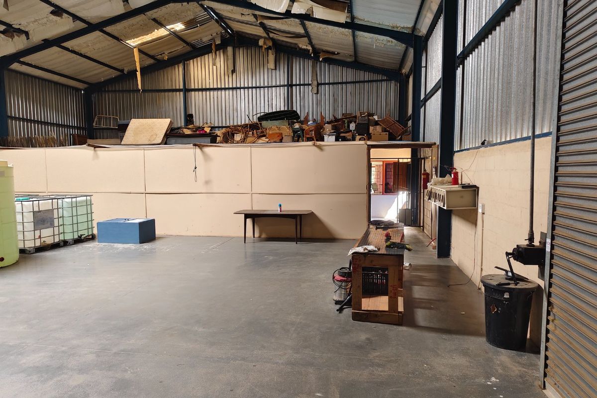 Warehouse space on an active farm in the Paarl Rural area east of the centre of the town and  10 minutes from N1 - Photo 3