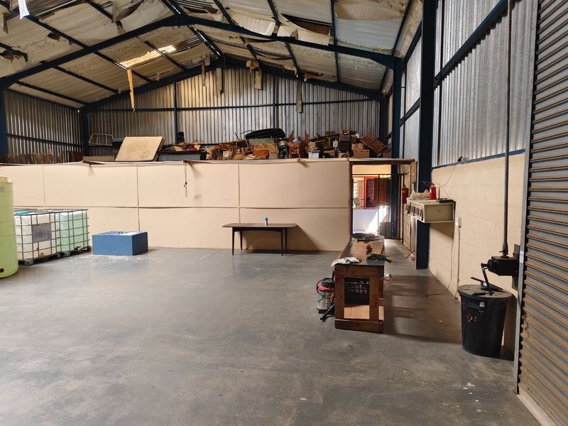 Warehouse space on an active farm in the Paarl Rural area east of the centre of the town and  10 minutes from N1 - Photo 3