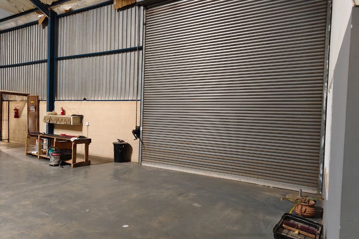 Warehouse space on an active farm in the Paarl Rural area east of the centre of the town and  10 minutes from N1 - Photo 2