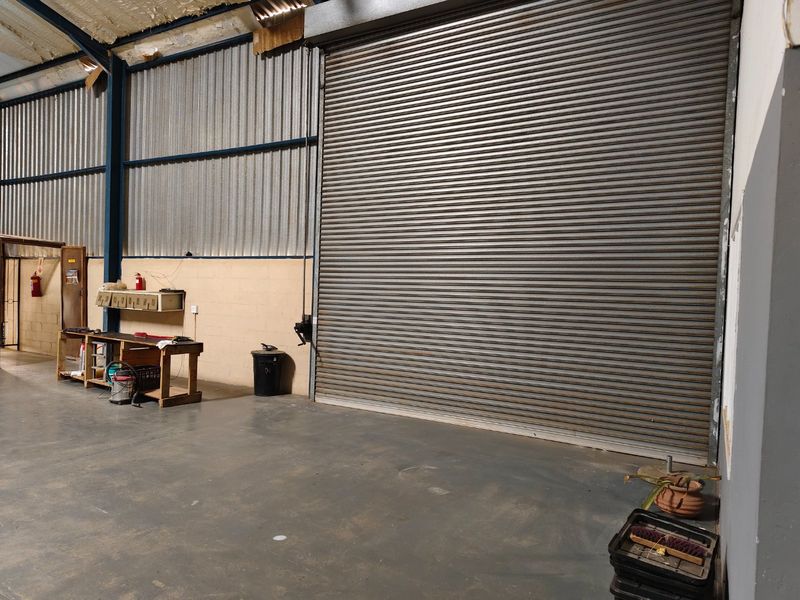 Warehouse space on an active farm in the Paarl Rural area east of the centre of the town and  10 minutes from N1 - Photo 2