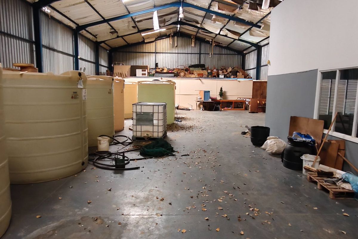 Warehouse space on an active farm in the Paarl Rural area east of the centre of the town and  10 minutes from N1 - Photo 4