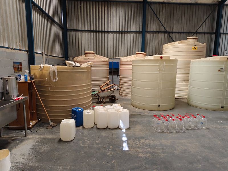 Warehouse space on an active farm in the Paarl Rural area east of the centre of the town and  10 minutes from N1 - Photo 6